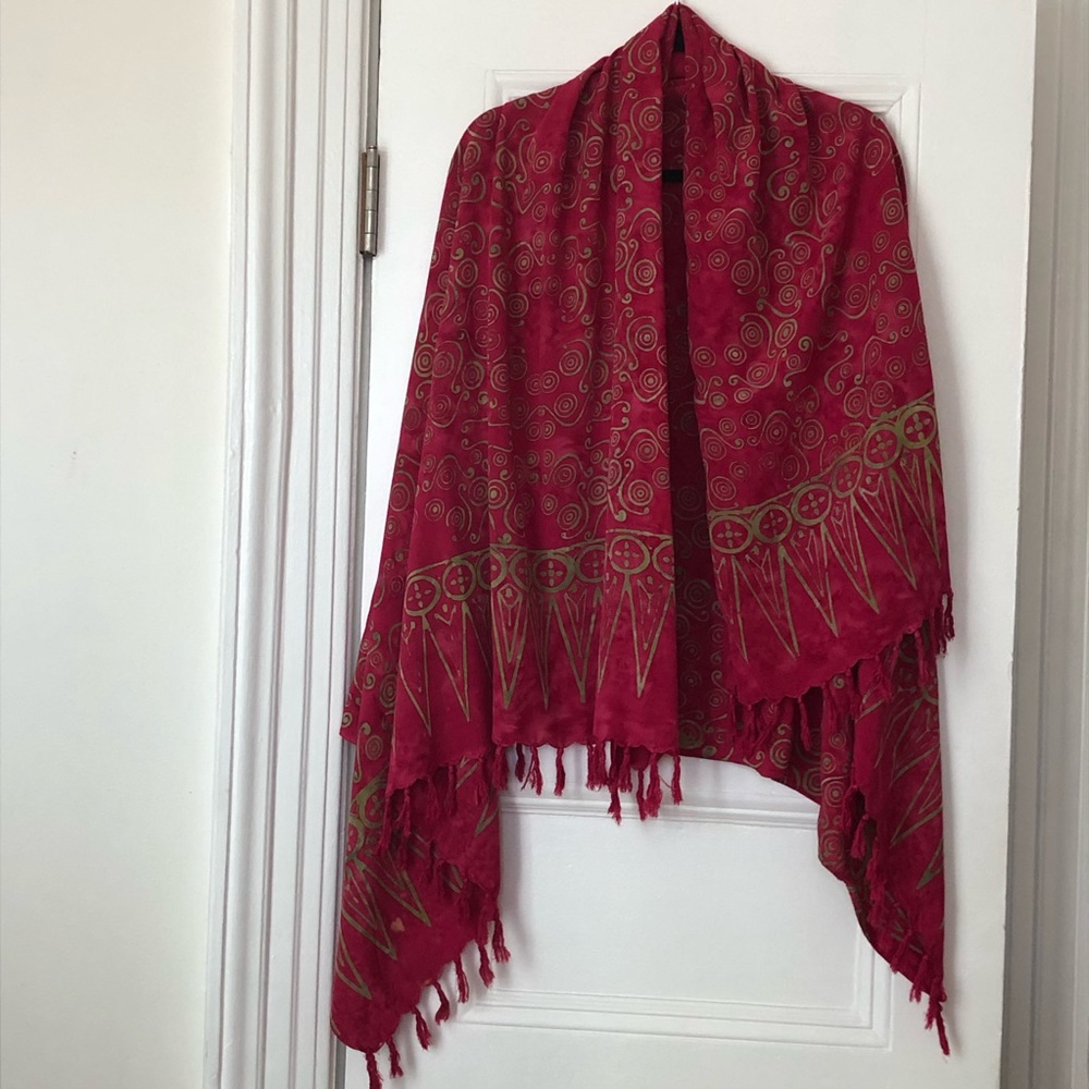 Vintage shawl/scarf/oversized wrap with fringes. From Indonesia. Beau